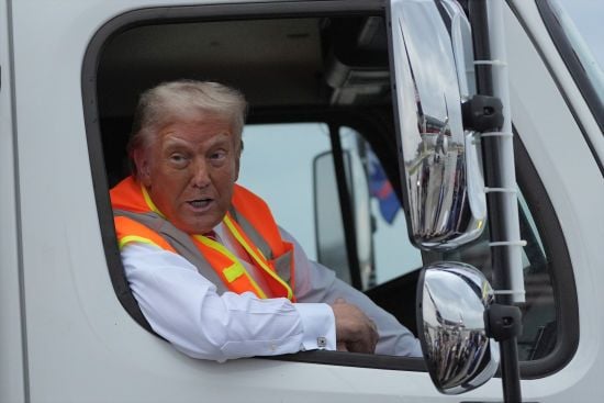 Трамп вийшов до журналістів у одязі сміттяра: до чого тут Байден і Гарріс (відео) Трамп вийшов до журналістів у одязі сміттяра: до чого тут Байден і Гарріс (відео)