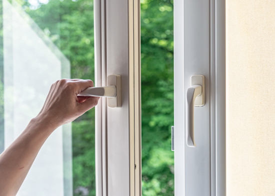 У Києві з вікна багатоповерхівки випала жінка – що відомо