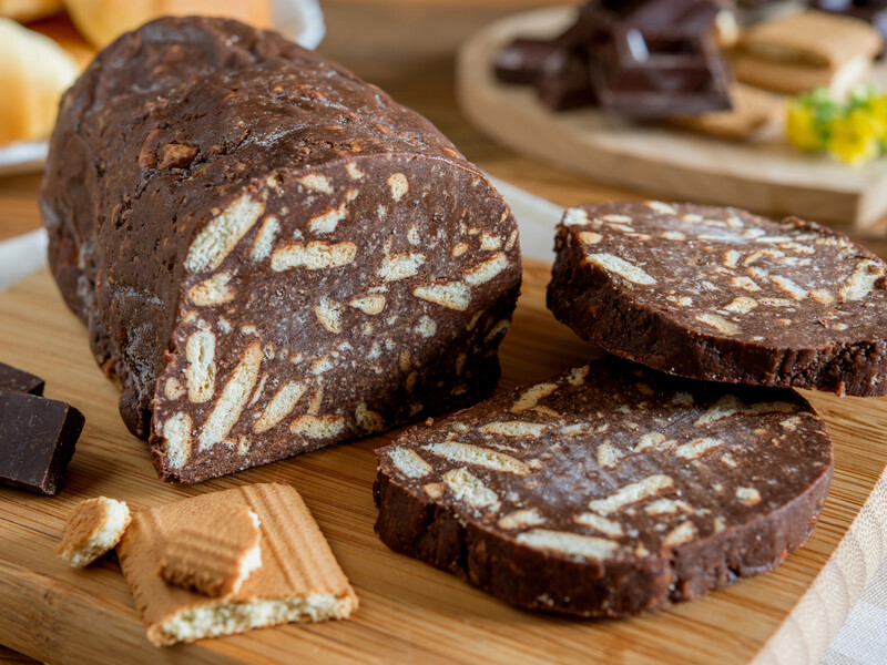 Смачна шоколадна ковбаса з горіхами – ідеальний десерт без випікання до святкового столу