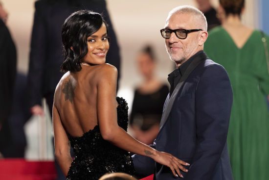 Вагітна кохана 57-річного Венсана Каселля оголила округлий животик і влаштувала зухвалі танці