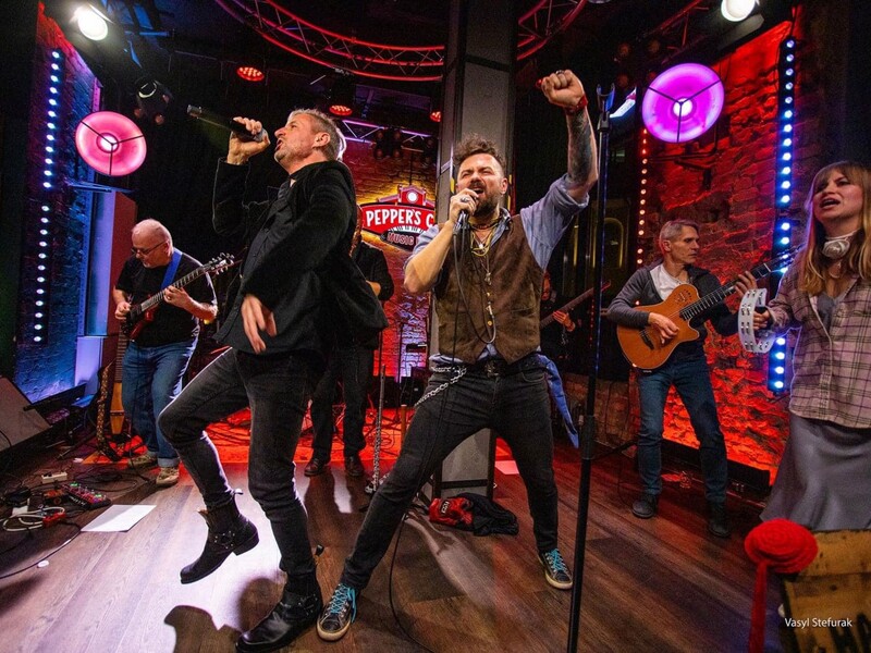 "Жінка з чорним, як земля, волоссям". Жадан і "Мертвий Півень" презентували пісню на його вірш. Відео