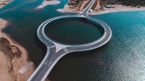 Найдивніший міст у світі: примха архітекторів насправді має практичну мету (відео) Найдивніший міст у світі: примха архітекторів насправді має практичну мету (відео)