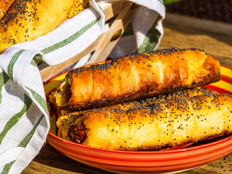 "Смачні, пухкі та ароматні" – спробуйте цей рецепт домашніх сосисок у дріжджовому тісті