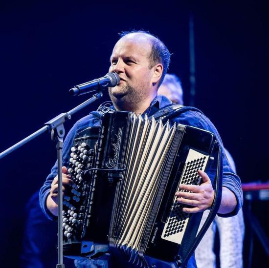 Соліст "ТІК" Віктор Бронюк приголомшив схудненням на 30 кіло: фото до та після