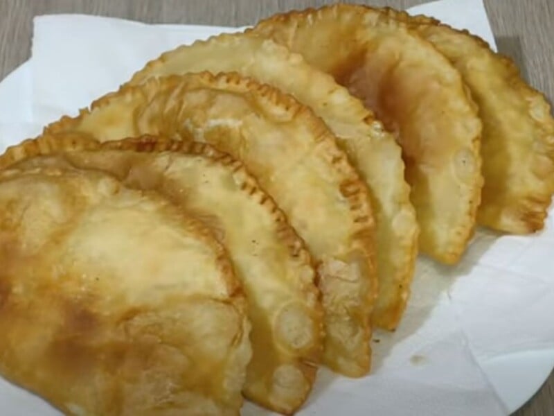 Приготуйте тісто за таким рецептом – і соковита начинка із чебуреків не буде вивалюватися Приготуйте тісто за таким рецептом – і соковита начинка із чебуреків не буде вивалюватися