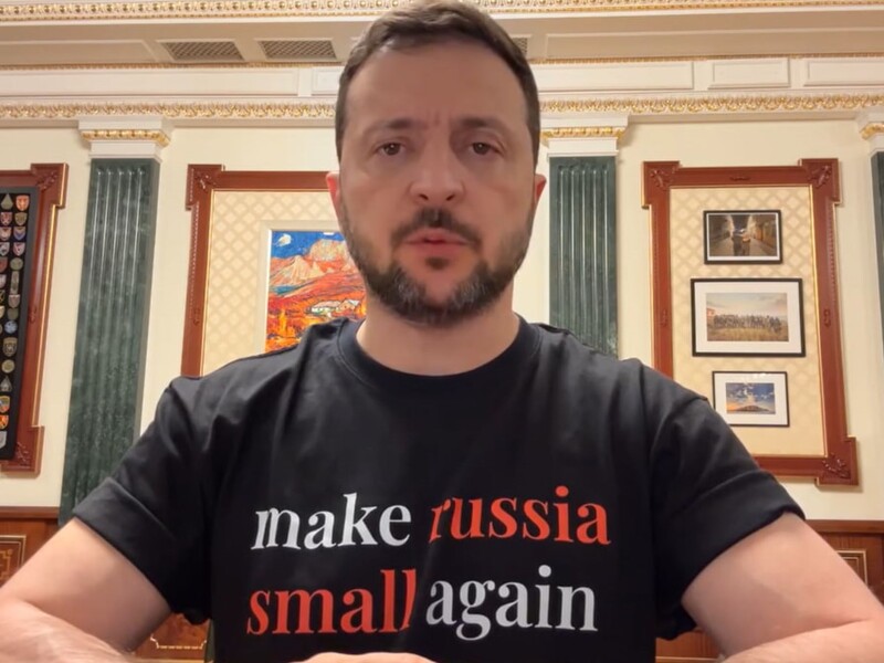 Зеленський записав звернення у футболці із принтом "Зробимо Росію знову маленькою"
