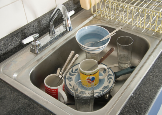 Трюк, яким користуються в ресторанах: як зробити посуд блискучим після миття