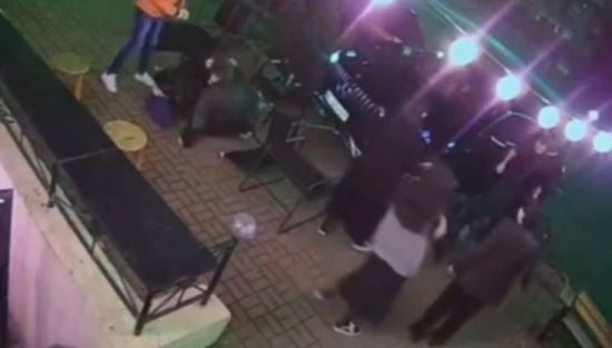 "Я з ОЕ, усе порішаю": у Києві водій елітного авто влетів у літній майданчик ресторану, є постраждалі (відео)