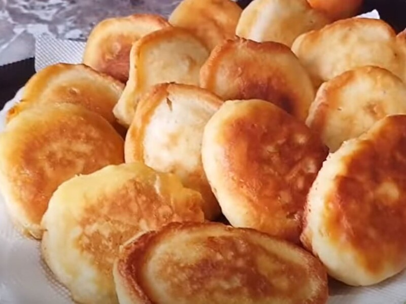 Змішайте це з яйцями і борошном – й оладки вийдуть дуже апетитними. Рецепт пухкого тіста на кефірі