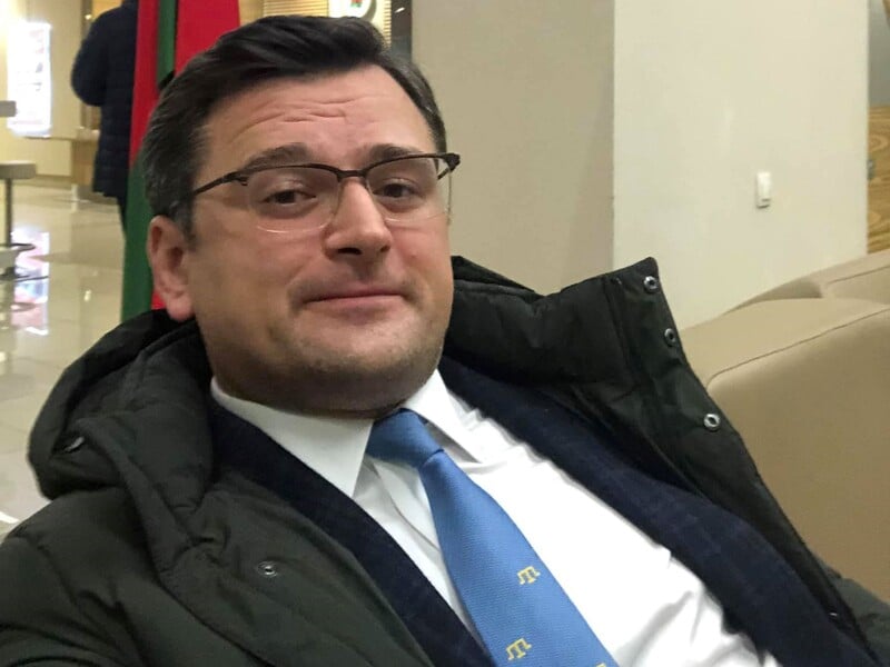 Кулеба назвав чотири професії в Україні, представники яких не можуть працювати "за копійки"