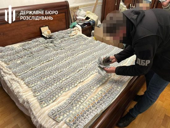 "Відмазали" тисячі ухилянтів: викрито працівників ТЦК в Києві з понад $1 млн готівкою (фото)