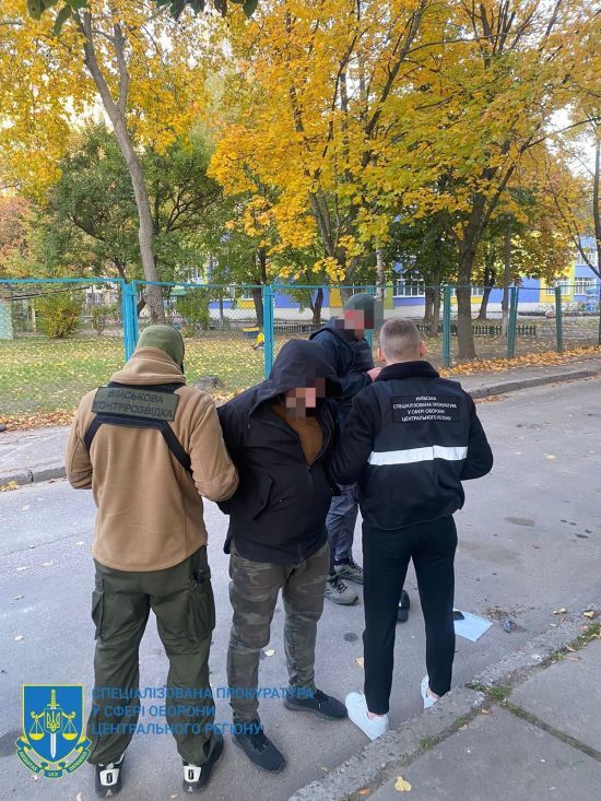 Вимагав хабар з адвокатки військовозобов'язаного: у Києві затримали помічника начальника Подільського ТЦК