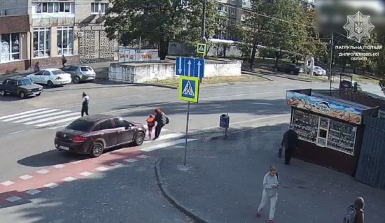 У Дніпрі водій збив жінку з дитиною на переході та втік з місця ДТП (фото)
