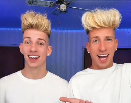 Чоловік найняв блогерів-близнюків, щоб оголосити дружині новину про розлучення – відео