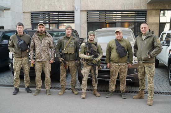 Транспорт для фронту: ініціатива Ахметова передала військовим нові пікапи вартістю 2,7 млн грн