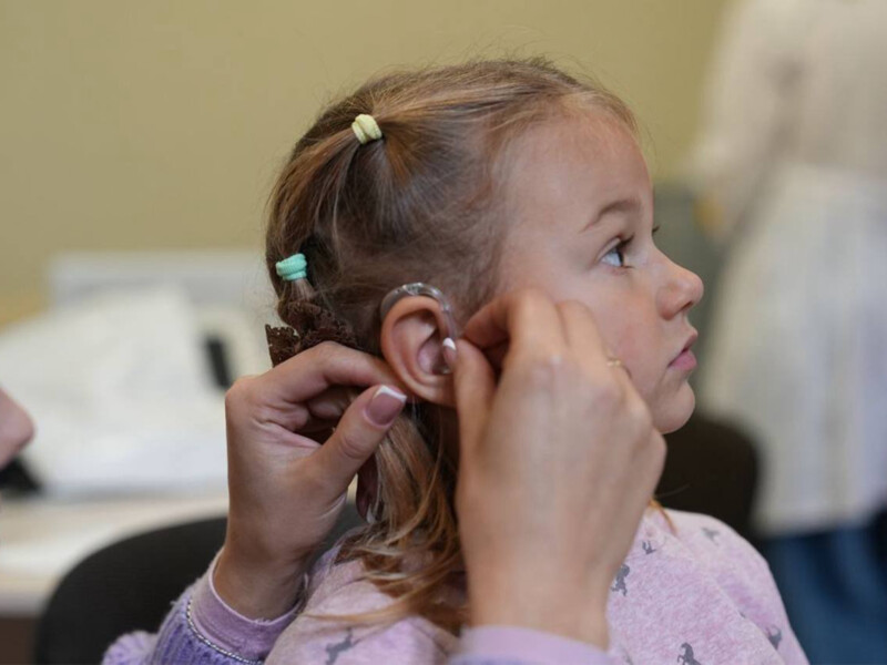 Чотирирічна Ярослава із Сумської області отримала сучасні слухові апарати зі штучним інтелектом від Фонду Ріната Ахметова Чотирирічна Ярослава із Сумської області отримала сучасні слухові апарати зі штучним інтелектом від Фонду Ріната Ахметова