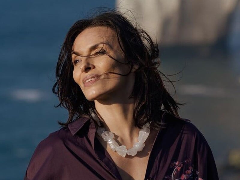 Мейхер змінила прізвище й заявила, що "під'єднується до вищих сил" і їй надходять "божественні послання"