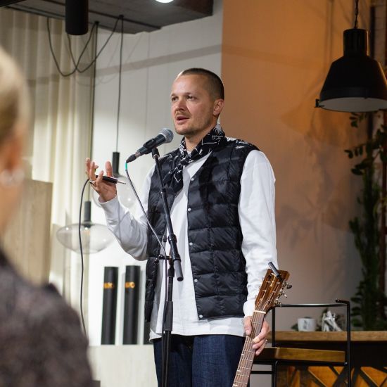 Відомий співак розсекретив, скільки грошей віддає родині за кордон щомісяця: "Зараз набагато важче"