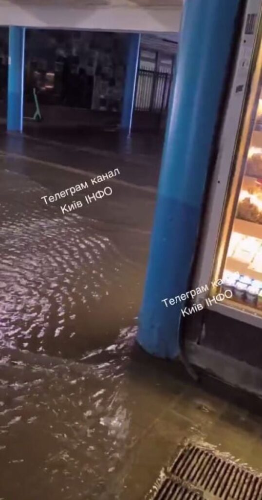У Києві підтопило підземний перехід: станцію закрили (відео)