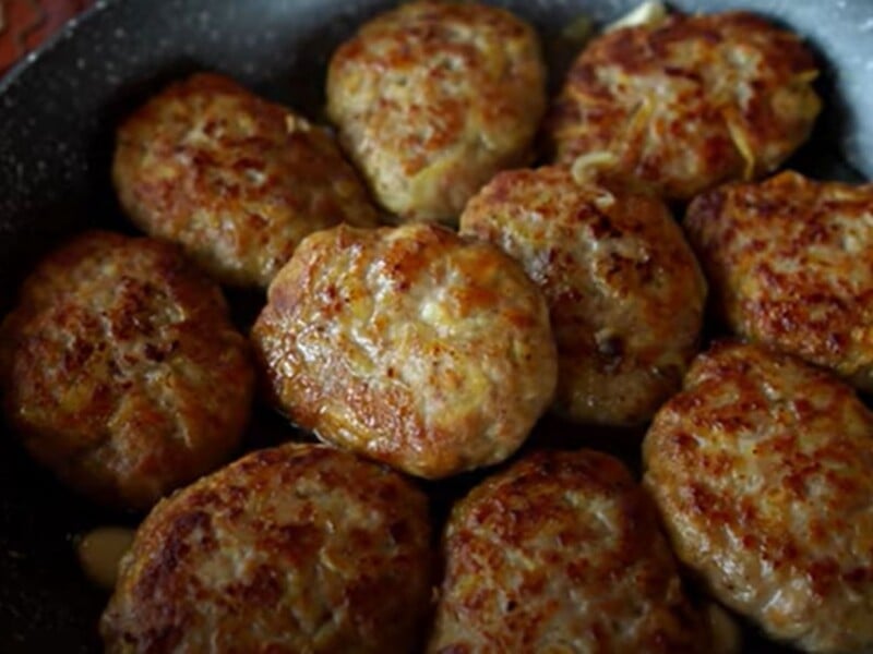 Додайте це до фаршу – і котлети будуть соковитими й пухкими. Рецепт Додайте це до фаршу – і котлети будуть соковитими й пухкими. Рецепт