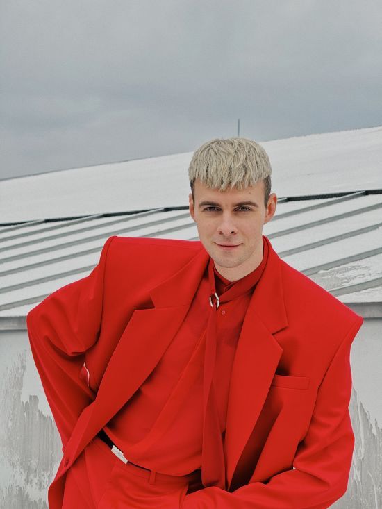 Макс Барських зарядив фанів різдвяним настроєм і показався у засніженому місті