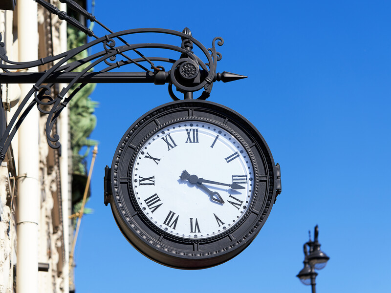 У жовтні українці знову переходять на зимовий час. Коли і куди переводити стрілки годинника У жовтні українці знову переходять на зимовий час. Коли і куди переводити стрілки годинника