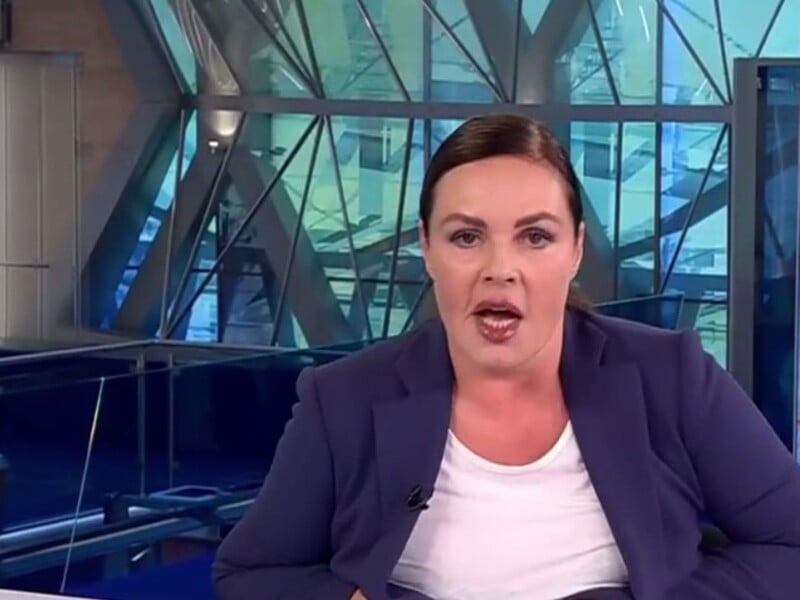 "Навіть стілець брехні не витримав". Під путінсткою Андрєєвою у прямому ефірі зламалося крісло. Відео