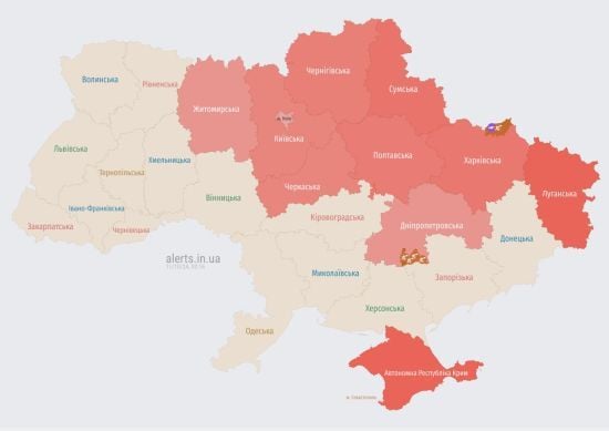 Значну територію України охопила тривога: лунають вибухи