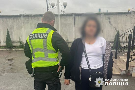 У Києві на вокзалі жінка раділа вибухам та насміхалася з місцевих: відео