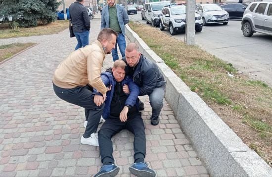 У Полтаві депутат знепритомнів під час слідчих дій БЕБ: деталі з фото