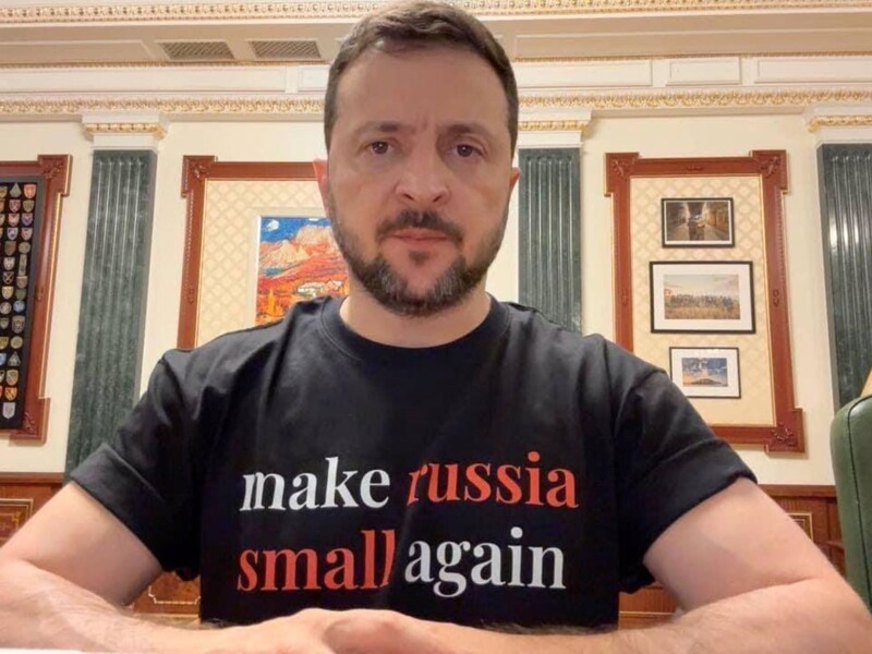 Стало відомо, хто подарував Зеленському футболку "Make russia small again" і ще дві інші Стало відомо, хто подарував Зеленському футболку "Make russia small again" і ще дві інші