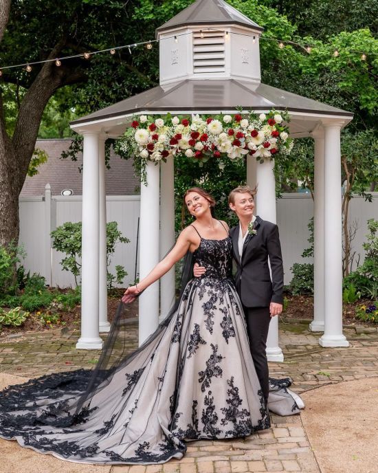 Жінка кинула нареченого перед весіллям та взяла шлюб зі своєю подружкою – фото подружжя