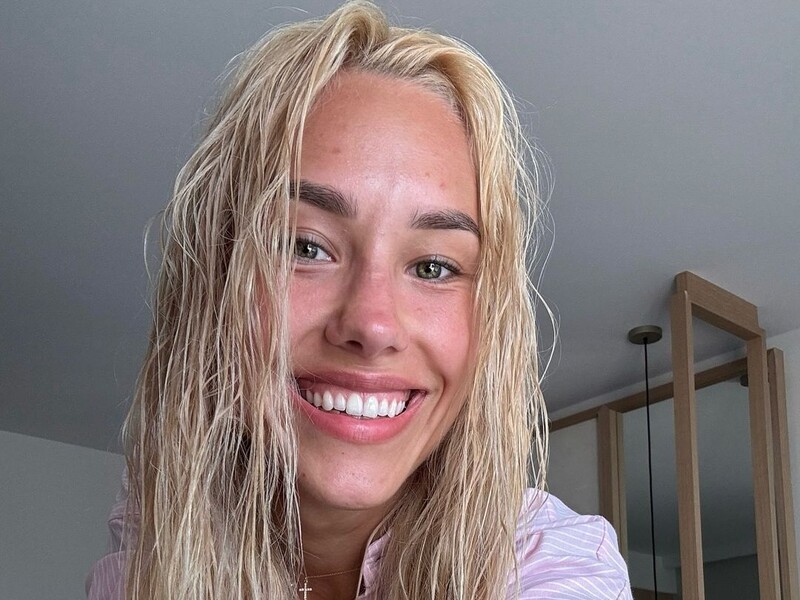 Квіткова показала, як носить широкі джинси