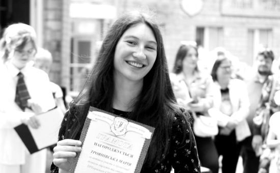 У Києві прощаються з 9-класницею, яка загинула внаслідок влучання "Шахеда" у багатоповерхівку: фото