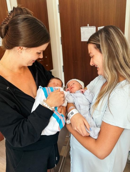 Найкращі подружки народили дітей в один день: "Таке неможливо вигадати" (відео)