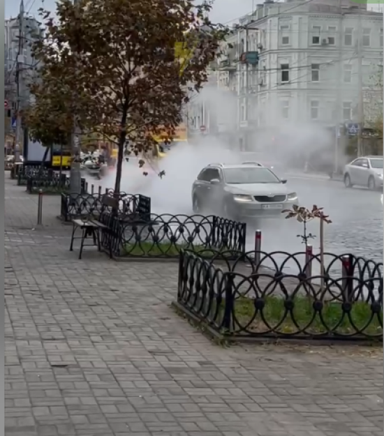У центрі Києва стався прорив тепломережі: з'явилося відео