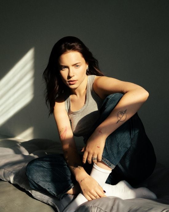 Старша донька Олени Кравець попозувала топлес: зіркова мама відреагувала