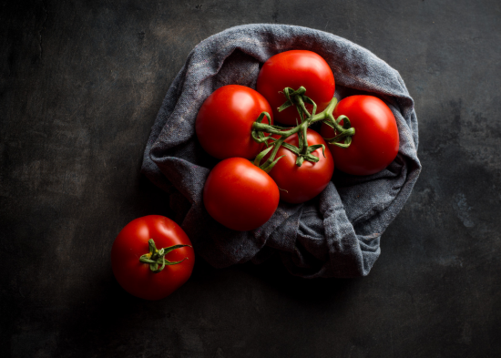 Як правильно зберігати свіжі помідори: пролежать до Нового року без чорної гнилі і цвілі