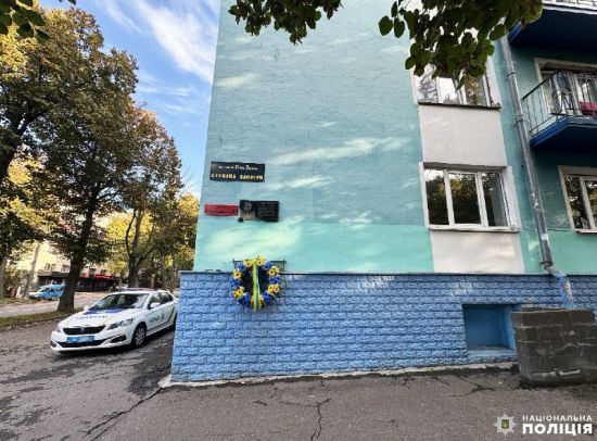 Пояснив особистою неприязню до Бандери: у Рівному чоловік розбив меморіальну дошку (фото)