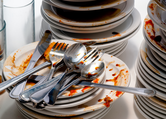 Якщо мийний засіб не впорався: геніальний лайфгак, як відмити дуже брудний посуд