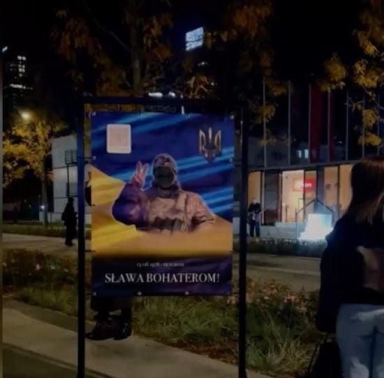 Скандал з виставкою у Польщі: у Варшаві розставили стенди із військовими ЗСУ без облич