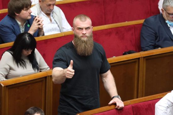 Нардеп, оголошений у міжнародний розшук, продовжує голосувати у ВР з-за кордону: подробиці