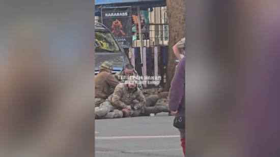 У Миколаєві невідомі військові намагалися зв’язати чоловіка: у ТЦК прокоментували відео