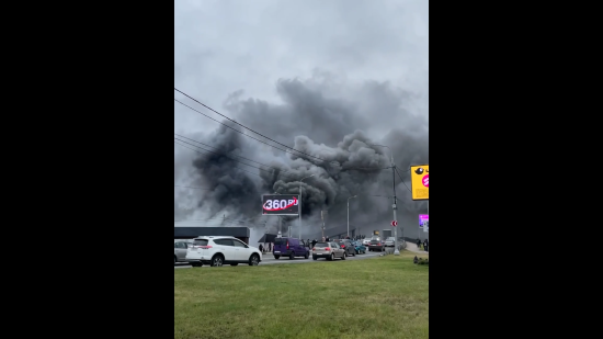 Під Москвою загорівся речовий ринок: місто заволокло димом (відео)