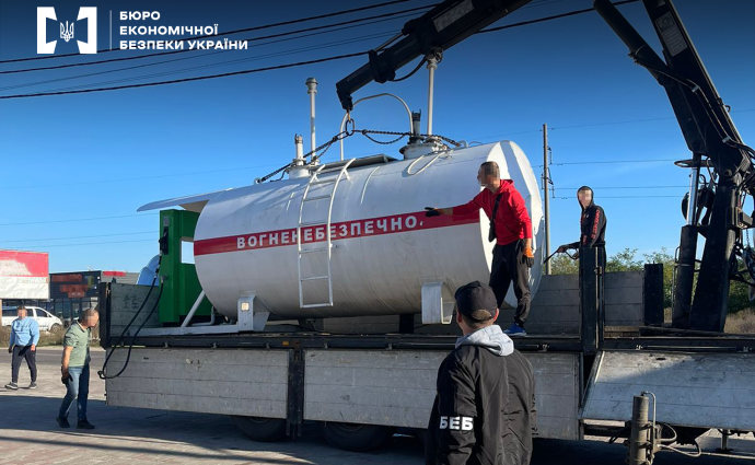 БЕБ продовжує "зачищати" Київщину від нелегальних АЗС: демонтували 2 модульні станції