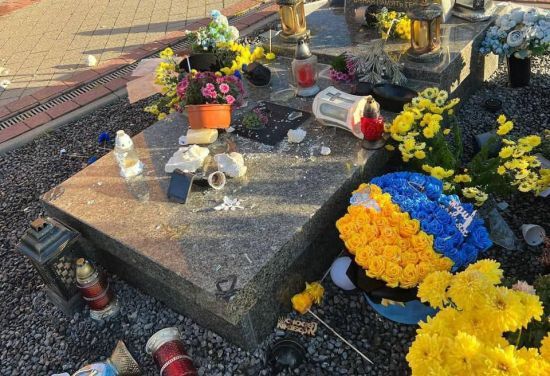 У Львові сплюндровано могили українських воїнів: вандал потрапив на відео