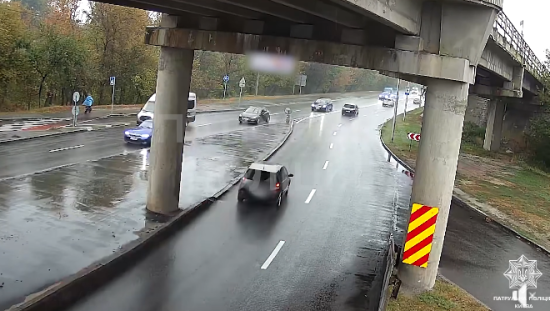 У Києві пʼяний водій влетів в електроопору на Броварському проспекті: з'явилося відео