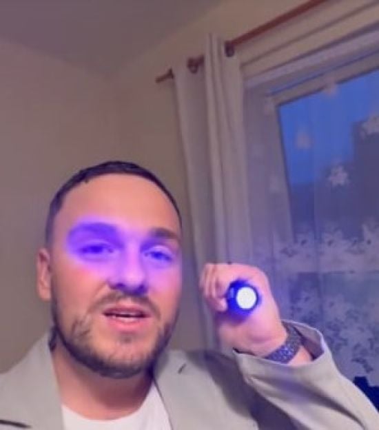 Чоловік відмовився спати в готелі після того, як увімкнув ультрафіолет: що він побачив (відео)