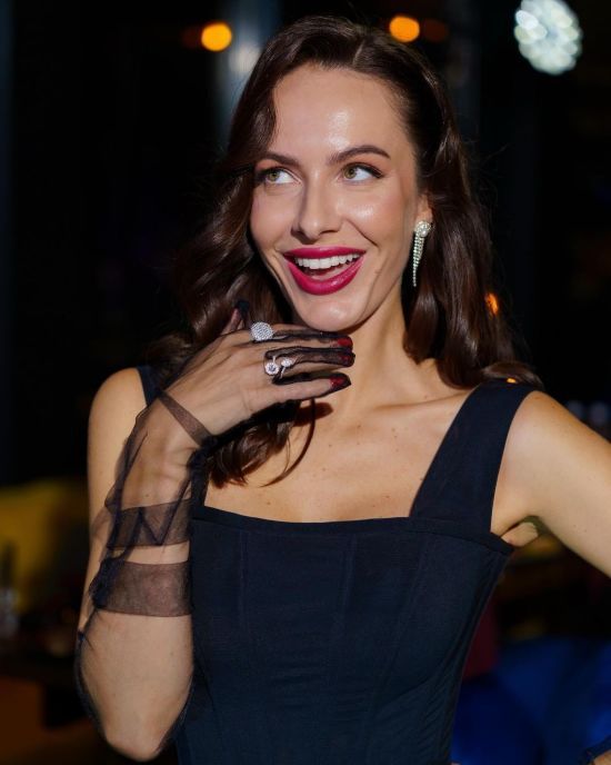 Колишня Остапчука показала, як відсвяткувала 38-річчя і який подарунок отримала від відомого артиста