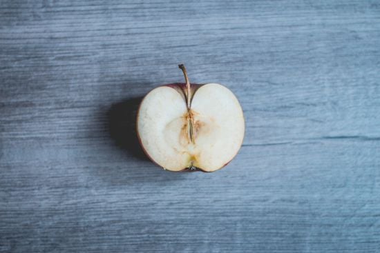 Експетка поділилася найефективнішими способами, як вберегти розрізані фрукти від потемніння